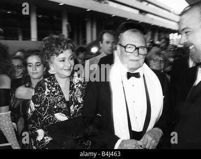 Sir Laurence Olivier Schauspieler und Frau Joan Plowright Schauspielerin außerhalb Nationaltheater Juni 1987 Dbase MSI Stockfoto