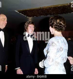 Michael Crawford Schauspieler trifft die Queen Dezember 1972 bei der Premiere von Alices Abenteuer im Wunderland Dbase MSI Stockfoto