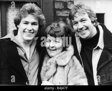 Lynne Perrie Schauspielerin Januar 1979 mit ihrem Bildschirm Mann und ihrem Sohn aus der Fernsehserie Coronation Street Dbase msi Stockfoto