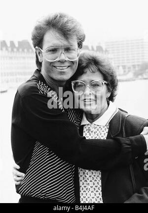 Cliff Richard-Schauspieler-Sänger mit seiner Mutter August 1987 Dbase Msi Stockfoto