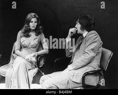 Raquel Welch und Michael Parkinson Talkshow host November 1972 auf seinem die BBC TV-Serie Raquel derzeit dreht der letzten Sheila in Nizza an der französischen Riviera Dbase MSI Stockfoto