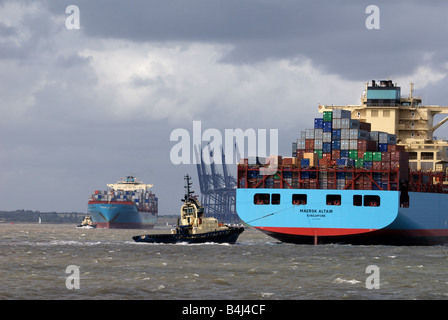 Contaner Schiffe ankommende und abfliegende Hafen Felixstowe, Suffolk, UK. Stockfoto