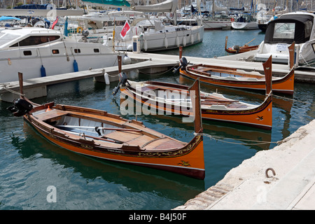 Dghajsa, traditionellen maltesischen Boote, Cottonera Marina, Vittoriosa, Malta Stockfoto