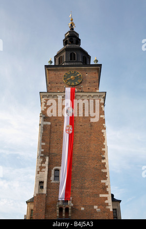 Polen Kleinpolen Krakau Krakau Rathaus Uhrturm Rynek Glowny polnischen Banner vom oberen Fenster drapiert Stockfoto