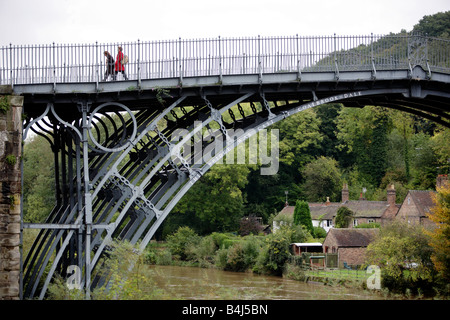 Zwei Menschen zu Fuß über die Brücke in Ironbridge in Shropshire, England. Stockfoto