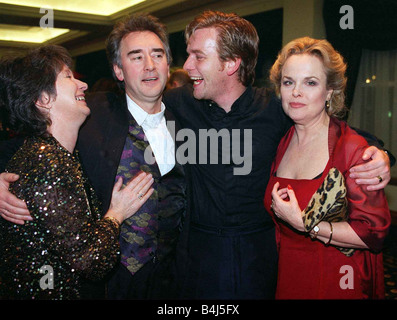 Schauspieler Ewan McGregor Februar 1998 mit Mutter Carol McGregor Uncle Denis Lawson und Sheila Gish roten Kleid Stockfoto