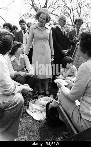 Margaret Thatcher April 1979 in Pankhurst Gärten außerhalb der Häuser des Parlaments stehen unter Statue von Emmeline Pankhurst Stockfoto