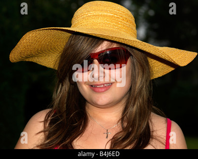 Teenager tragen einen großen Sonnenhut und große Sonnenbrillen Stockfoto