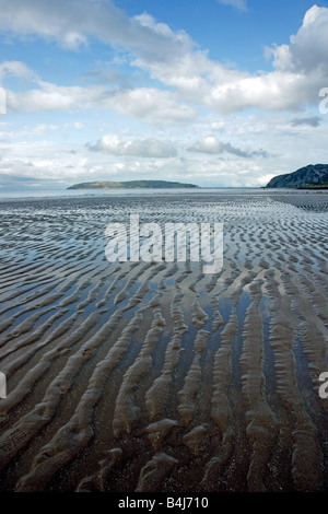 Llandudno, gesehen vom Strand von Penmaenmawr in Nord-Wales Stockfoto