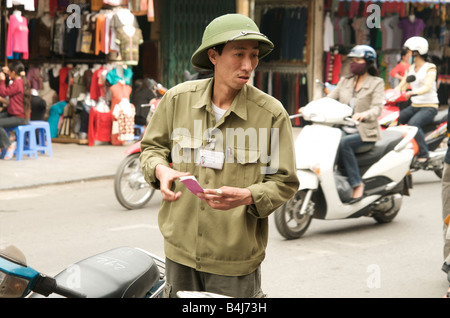 Eine uniformierte Moped Wache in Hanoi Vietnam Stockfoto