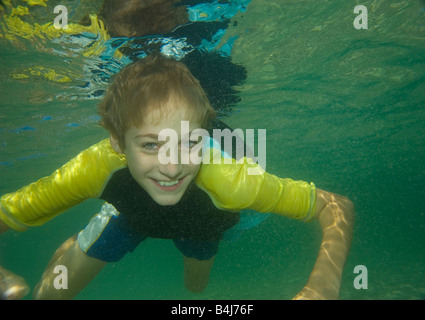 kleiner Junge Schwimmen Schwimmen unter Wasser Stockfoto