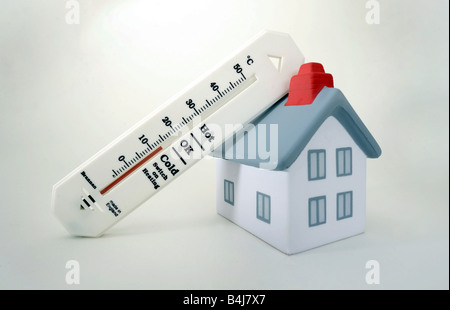 MUSTERHAUS MIT THERMOMETER LESUNG KÄLTE, HEIZUNG EINSCHALTEN! Stockfoto