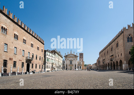 Piazza Sordello mit dem Palazzo Bonacolsi, Dom und Palazzo del Capitano (Teil des Palazzo Ducale), Mantua, Italien Stockfoto