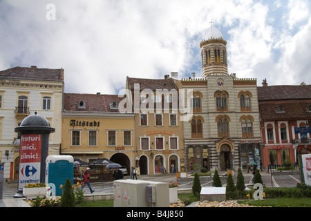 Brasov Siebenbürgen Rumänien September Blick auf die Ostseite des Rates Platz Piata Sfatului Geschäfte Restaurants orthodoxe Kirche Stockfoto