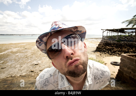 Mann im Urlaub in ein heißer Bestimmungsort Stockfoto