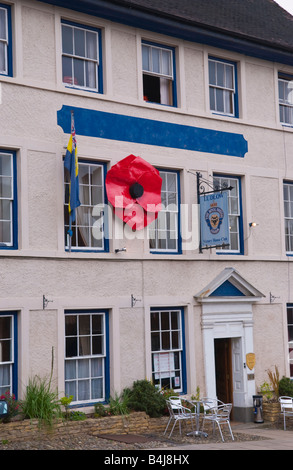 Riesigen roten Mohn auf außerhalb der Royal British Legion in Ludlow Shropshire England UK Stockfoto