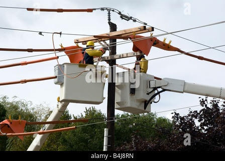 Arbeiten an elektrischen Stromleitung Linemen Stockfoto