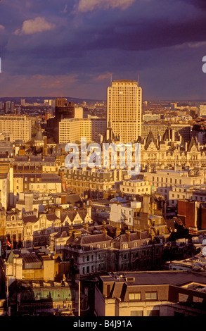Central London Blick über die Dächer in Richtung East London, am späten Nachmittag in den reichen Sonneneinstrahlung, London, Vereinigtes Königreich Stockfoto