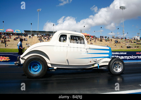 Ein Hot-Rod-Auto sitzen an den Start bei einem Drag Race Motorsport event Stockfoto