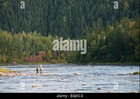 Verbrannte Hügel Irving Fish Camp am Fluss südwestlich Mirmachi in New Brunswick, Kanada Stockfoto