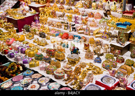 Vergoldete Diamante verkrusteten Frosch und Jewel Boxen unter anderen Bling in Temple Street Night market Kowloon Hong Kong China JMH3316 Stockfoto