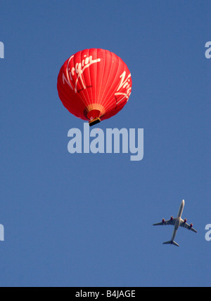 Natives Heißluftballon und Virgin Verkehrsflugzeug in Oxfordshire Stockfoto