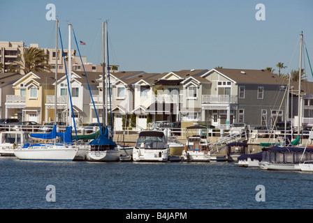 Balboa Balboa peninsula Stadt Newport Beach, Orange County, California, ca Boote vor der Reihenhäuser, Wohnungen angedockt Usa, Eigentumswohnungen Stockfoto