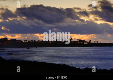 Hanga Roa Dorf bei Abenddämmerung Osterinsel Pascua oder Rapa Nui Chile Stockfoto