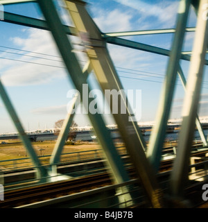 Yokohama Fenster Stahl Brücke einsame Wolke blauer Himmel Zuggeschwindigkeit über Tokio Japan Stockfoto