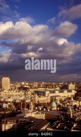 Dichten cumulus Wolken über Mitteleuropa nach East London, Blick über die Dächer in den Reichen am späten Nachmittag Sonne, London, Vereinigtes Königreich Stockfoto