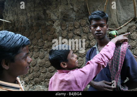 Dorf-Jungs mit ihren Papagei. Foto an einer abgelegenen Dorf West Bengal, Indien Stockfoto