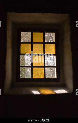 Kirchenfenster in San Juan Bautista Mission, California, Vereinigte Staaten von Amerika. Stockfoto