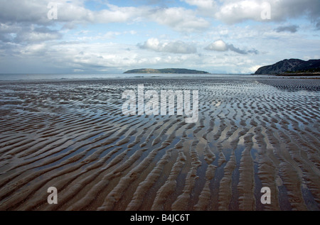 Llandudno, gesehen vom Strand von Penmaenmawr in Nord-Wales Stockfoto