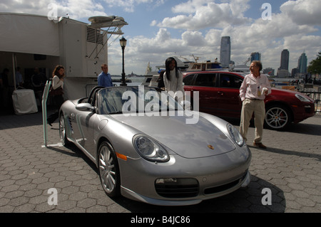 Potenzielle Kunden zu inspizieren, Porsche und andere Luxusfahrzeuge auf dem Display an das World Financial Center New York Motorexpo Stockfoto