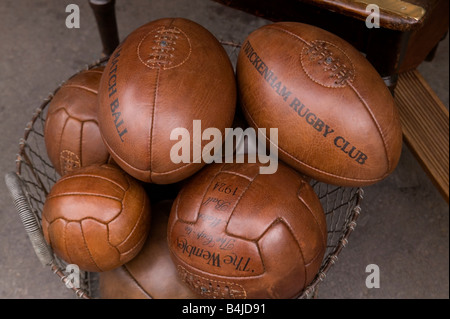Klassischen braun Leder Rugby Fußbälle Stockfoto