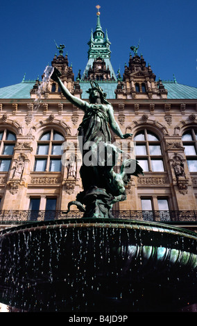 6. Oktober 2008 - Brunnen mit der Statue der Hygieia (Hygieia-Brunnen) im Innenhof des Hamburger Rathauses (Rathaus). Stockfoto