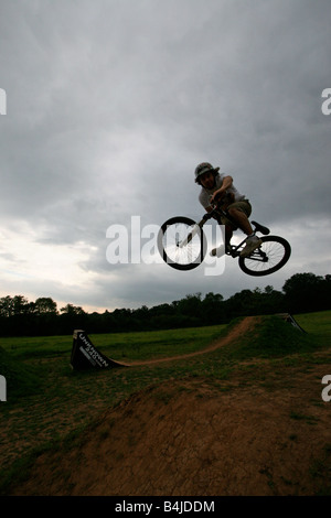 BMX-Biker Kunststücke und eine große Rampe springen Stockfoto