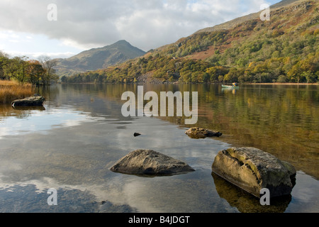 Kanu auf Llyn Gwynant, Snowdonia-Nationalpark, Wales, UK Stockfoto