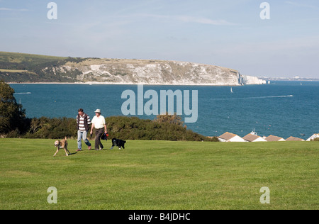 Blick über Swanage Bay mit Ballard Punkt in der Ferne Stockfoto