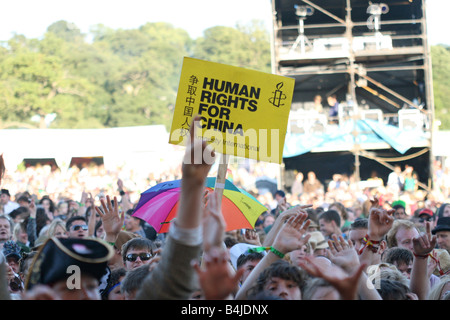 Das Big Chill Festival-Publikum zeigen ihre Unterstützung für die Menschenrechte. Stockfoto