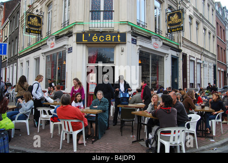 Nachdem eine Pause in einem Café l'Écart an Braderie von Lille Frankreich Stockfoto