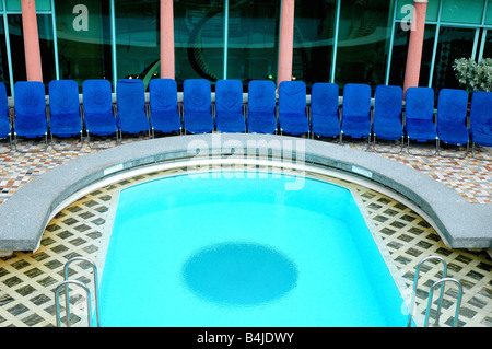 Swimmingpool und eine Terrasse mit Liegestühlen an Bord Kreuzfahrt Schiff Abenteuer der Meere auf royal caribbean Kreuzfahrt Stockfoto