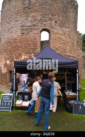 Menschen suchen Stände im Schlosspark in Ludlow Food Festival Ludlow Shropshire England UK Stockfoto