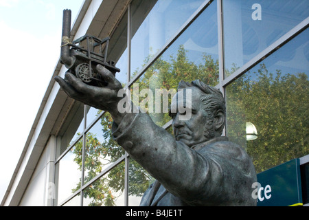 Statue von Eisenbahn-Ingenieur George Stephenson vor Chesterfield Bahnhof enthüllt im Jahr 2005 Stockfoto