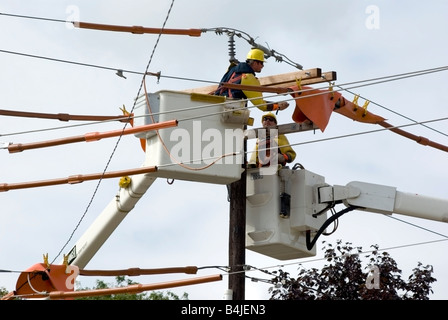 Arbeiten an elektrischen Stromleitung Linemen Stockfoto