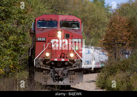 Ein Güterzug von Canadian Pacific rundet eine Kurve auf Belden Hill im zentralen Bundesstaat New York. Stockfoto