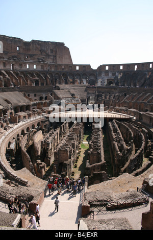 inneren Colosseum Rom Italien Massen Touristen Stockfoto