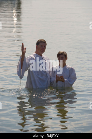 Pastor Eric Spivey L Baptist Kirche von Beaufort führt eine "full Immersion" Fluss-Taufe in der Beaufort Fluss Beaufort, SC Stockfoto