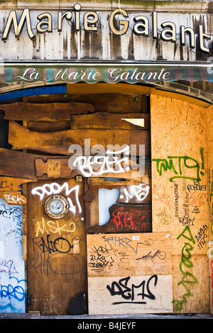 A mit Brettern vernagelt und Graffiti bedeckt Shop in Brüssel, Belgien Stockfoto