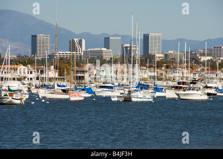 Balboa Halbinsel, Balboa Stadt, Newport Beach, orange County, Kalifornien, Usa Boote angedockt an Reihenhäuser, Häuser, Eigentumswohnungen Stockfoto